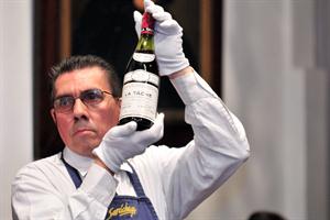 Imagen de la noticia Subastan por 15500 euros una botella de vino francés de 1987