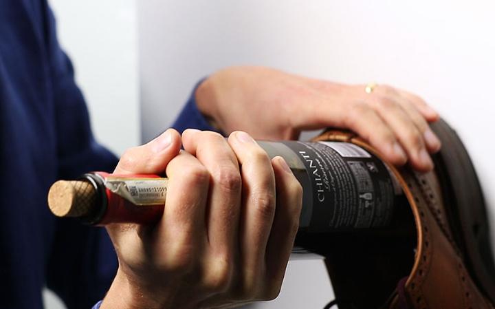 Imagen de la noticia Cómo abrir una botella de vino con un zapato