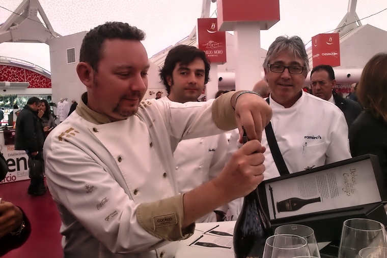 Imagen de la noticia El chef Albert Adriá cata la botella de Ánfora, de Dehesa de los Canónigos